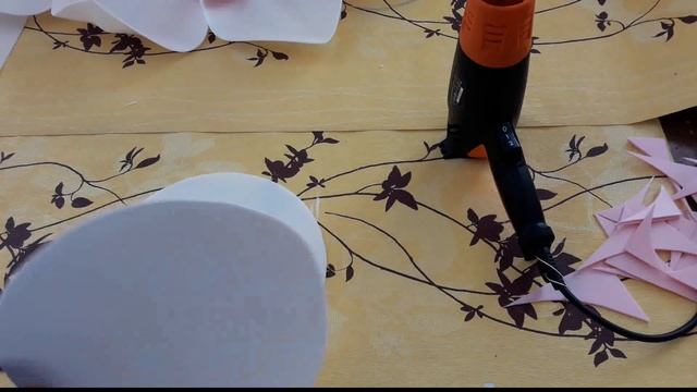 Простой бюджетный цветок из изолона с креплением на стену. смотреть онлайн