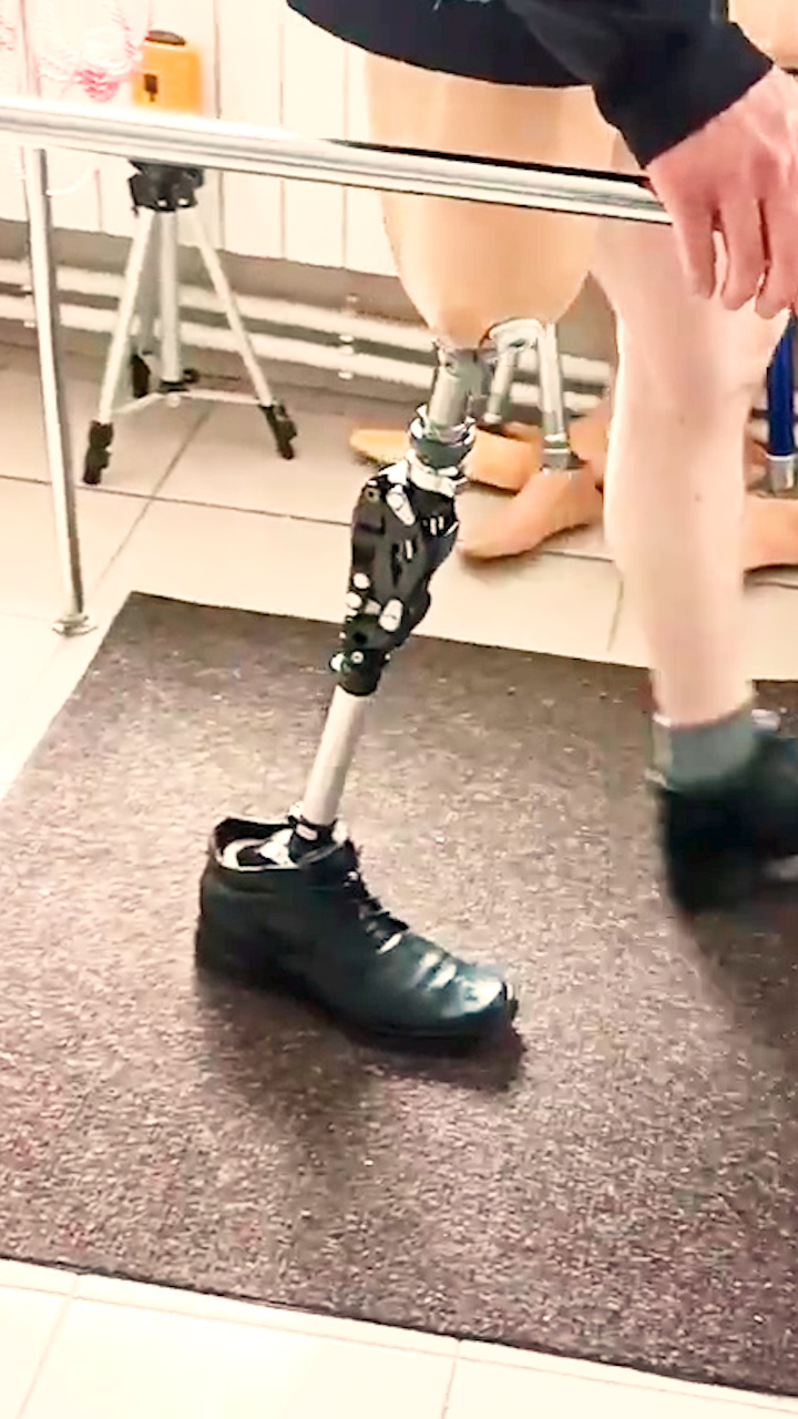 На протезе ноги учится ходить с "коленкой" NK6 “Symphony” смотреть онлайн