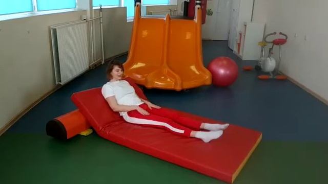 Танцевальная разминка с Марией Юрьевной Вперед 4 шага, назад 4 шага Полулежа смотреть онлайн