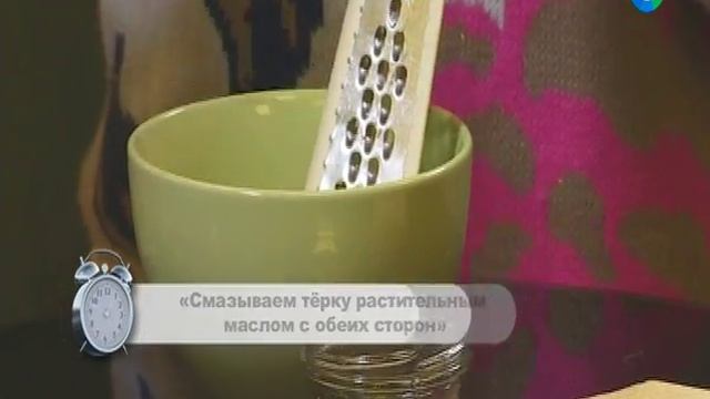 На заметку хозяйкам! Как натереть сыр, чтобы он не прилипал к терке. смотреть онлайн