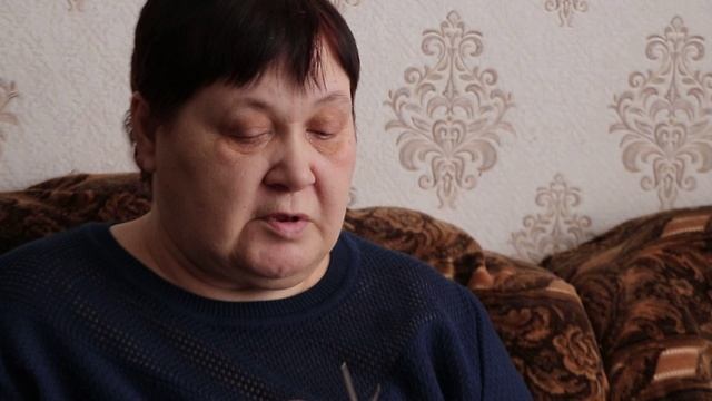 Жительница села Петрушино Светлана Гуторова вяжет носки для бойцов.