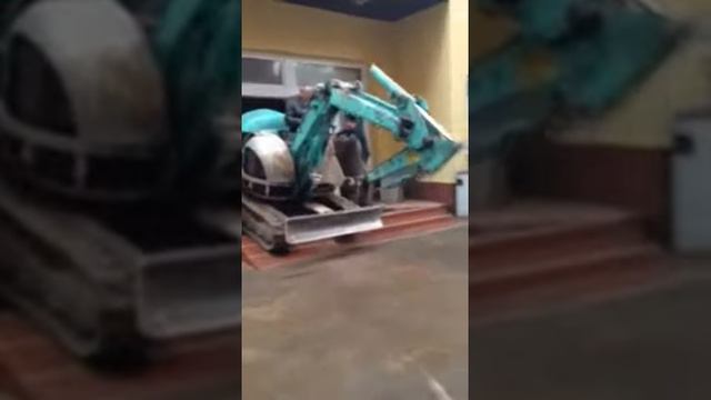 мини экскаватор заехал через дверь смотреть онлайн