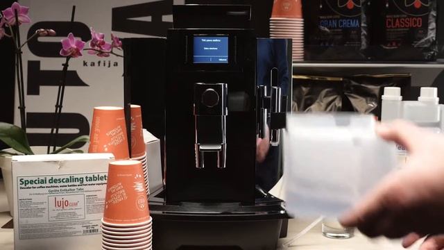 Kafijas automāta WE8 piena sistēmas tīrīšana (2 min.) смотреть онлайн