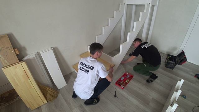 ЛЕСТНИЦА С МЕТАЛЛИЧЕСКИМ ОГРАЖДЕНИЕМ УСТАНОВКА. смотреть онлайн