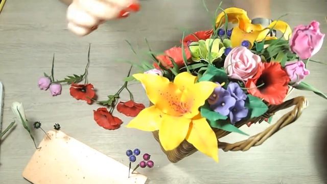 Букет. Как создать композицию. Цветы из фоамирана. Дорбаскет из бумажной лозы смотреть онлайн