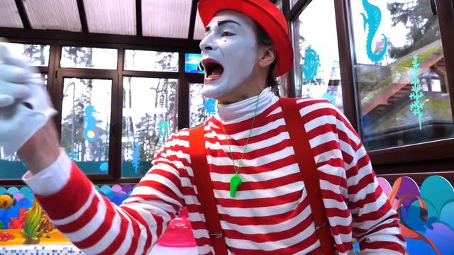 БЕБИ БОН в бассейне! Видео для детей - Куклы и игрушки купаются смотреть онлайн