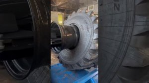 Шиномонтаж больших  тракторных шин.проведем капитальный ремонт трактора К 700, гарантия качества!!!