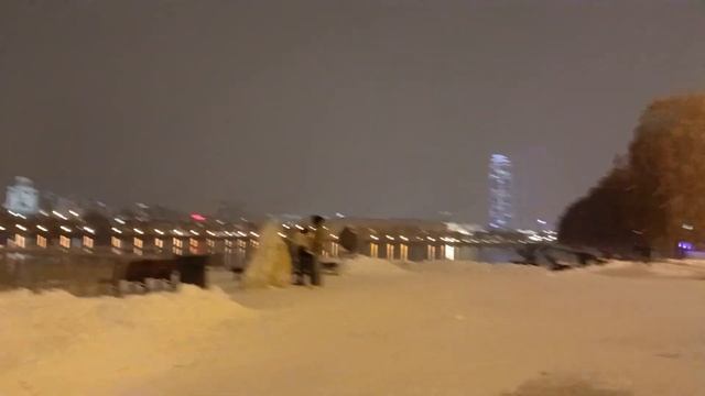 1.11.2023 Гуляем по заснеженной набережной исети рядом с Драм театром / Красота смотреть онлайн
