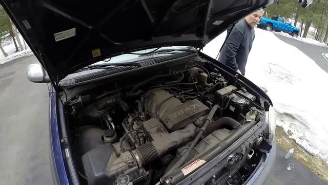 Sea Foam Toyota Tundra 2000 - check engine light on - clean out vacuum hoses - serious smoke!! смотреть онлайн