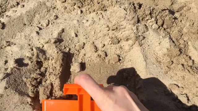 Детские строительные машинки. Самосвал возит песок, экскаватор капает, каток делает дорогу смотреть онлайн