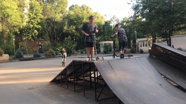 ТРЮКИ В ВОДУ НА БМХ | КАТАНИЕ В СКЕЙТ ПАРКЕ | ФЛЕЕР НА САМОКАТЕ