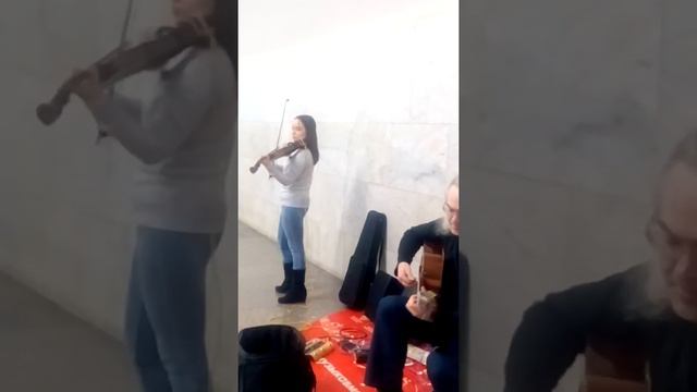 Молодая и красивая играет на скрипке смотреть онлайн