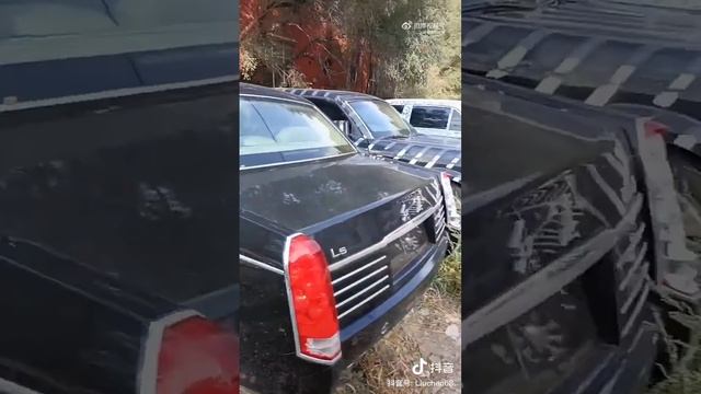 Свалка с представительскими автомобилями Hongqi в Китае смотреть онлайн