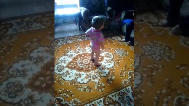 Папа играет на гармошке малышка пляшет смотреть онлайн