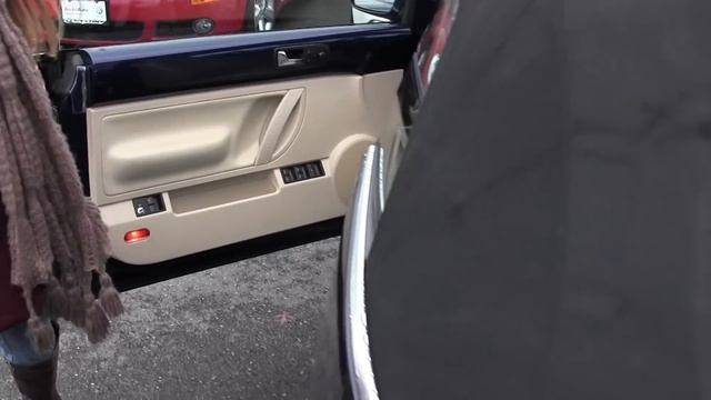 Virtual Video Walk around of a Dark Blue Volkswagen Beetle Convertible at Chaplins Auto Group смотреть онлайн
