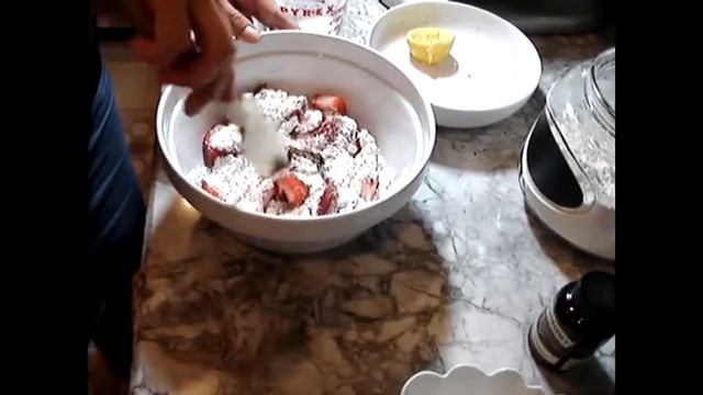 Опыты на кухне - Летний пирог с клубникой -