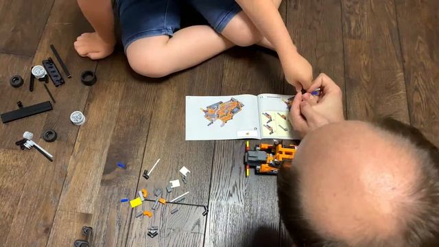 Збираємо LEGO Technic гоночну вантажівку (пілотний випуск) смотреть онлайн