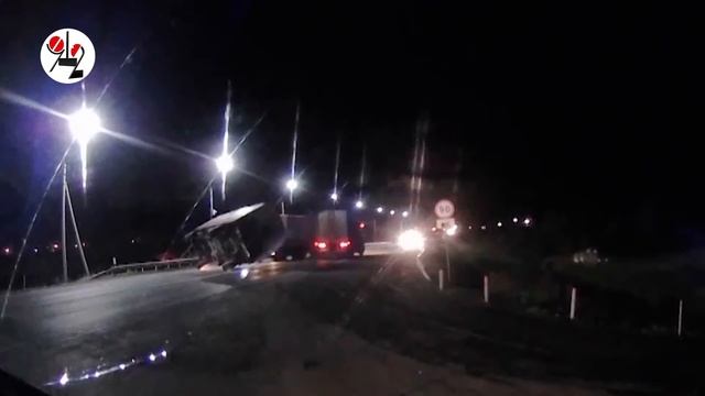 Прицеп-фургон оторвался от МАЗа и убил встречный КАМАЗ. Real video смотреть онлайн