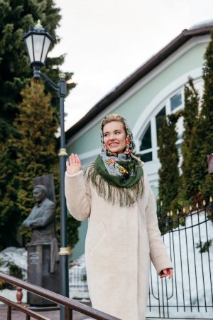 Платок шерстяной с шелковой бахромой "У родного дома", вид 10