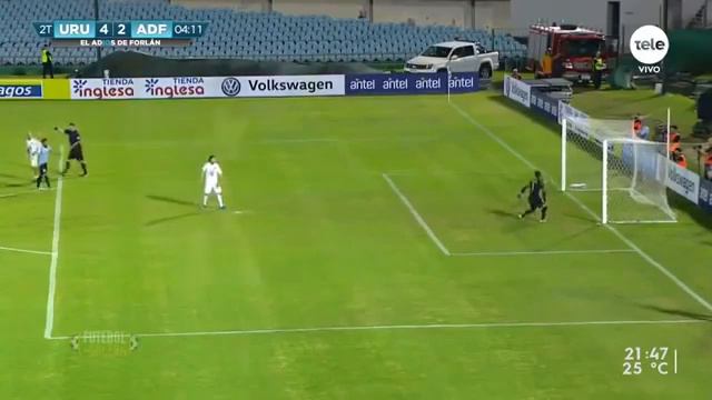 Luiz suares virou goleiro na despedida de Diego folán смотреть онлайн