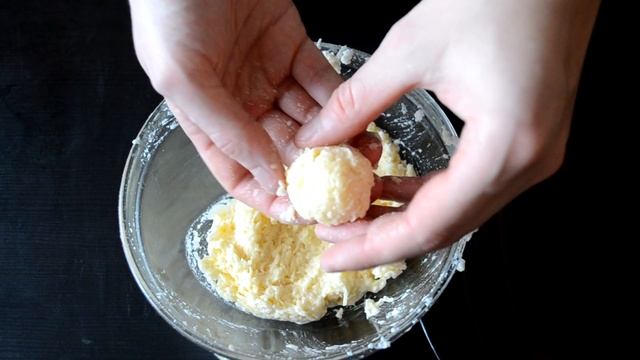 СЫРНЫЕ ШАРИКИ. Самый простой рецепт. 10 минут и все готово. смотреть онлайн