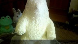 Медведь из монтажной пены.