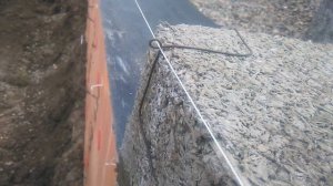 Дом из арболита. Кладка блоков. Первый этап кладки. обратная засыпка гравием