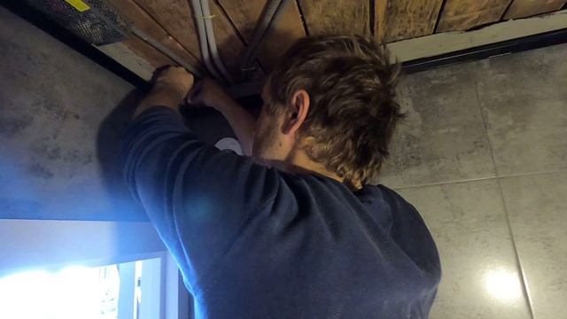 Хотели сделать натяжной потолок без основного освещения в ванной. Но, что-то пошло не так смотреть онлайн