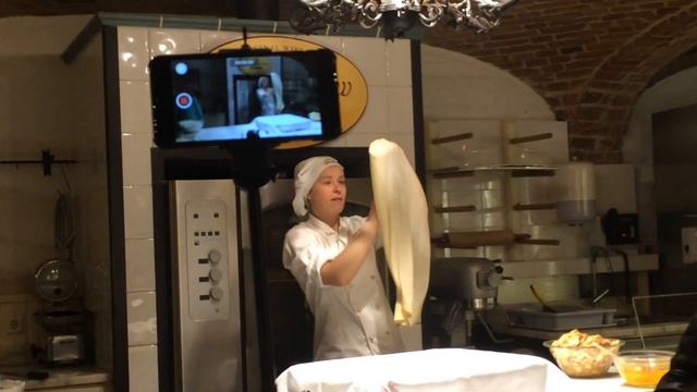 КАК готовят НАСТОЯЩИЙ ШТРУДЕЛЬ в Австрии (HOW to cook real austrian strudel) смотреть онлайн