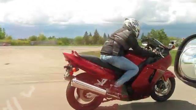 Honda CBR1100XX BLACKBIRD смотреть онлайн