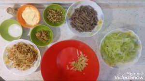 Салат из зеленой редьки с мясом и жареным луком.