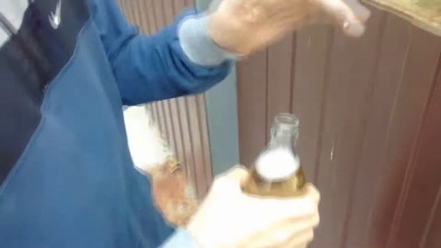 КАК ОТКРЫТЬ КРЫШКУ ОТ СТЕКЛЯННОЙ БУТЫЛКИ БЕЗ ОТКРЫВАШКИ!!!