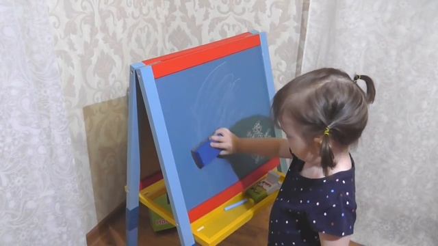 Детский мольберт . Детский мольберт двухсторонний распаковываем. смотреть онлайн