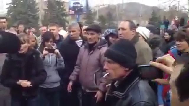 Парень в Горловке дает интервью каналу Россия Смотреть до конца смотреть онлайн