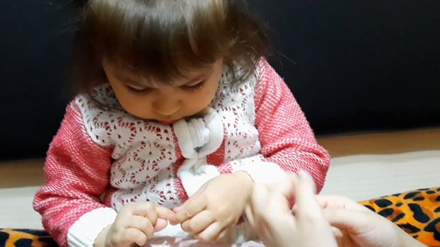СЕСТРЁНКА ДЕЛАЕТ МНЕ МАНИКЮР! #смех #дети /одежда/промокод в описании! смотреть онлайн