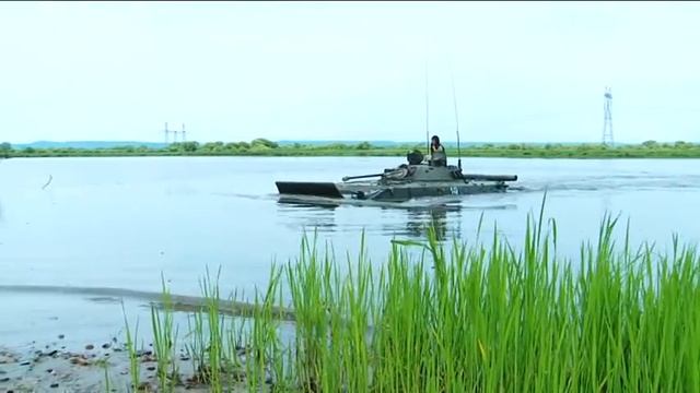 Курсанты ДВОКУ учатся переплывать озёра на боевых машинах смотреть онлайн