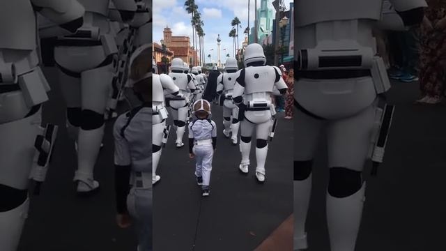 Disney Stormtrooper picks 5 year old to march with Captain Phasma смотреть онлайн