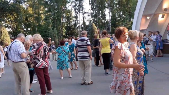 Свадьба белых лебедей!??/Танцы в парке Горького Харьков июнь 2021 смотреть онлайн