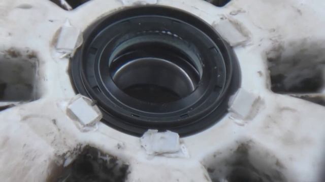 Восстановление вала под сальник. Как снять прикипевшую обойму подшипника смотреть онлайн