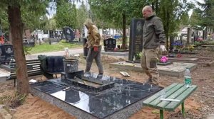 Установка памятника на плитку..