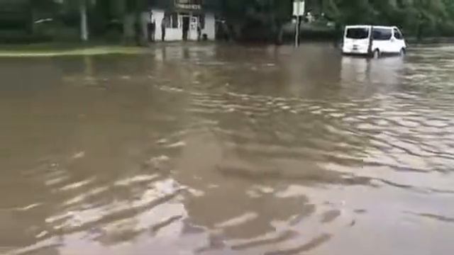 Во Львове мусор разнесло дождем по улицам смотреть онлайн