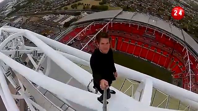 Британец взобрался на арку стадиона Уэмбли смотреть онлайн