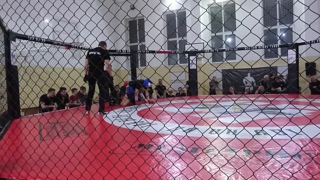 Иванюхин Владислав 2-бой,Чемпионат Украины по ММА, г.Ирпень.тренер Аракелов Г.Д. смотреть онлайн