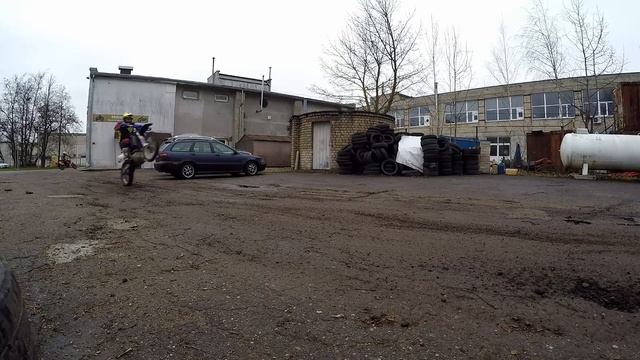 Wheelie Training. Beginners Try To Wheelie. Тренировка вилли. учимся с ноля вилли со сцепления.