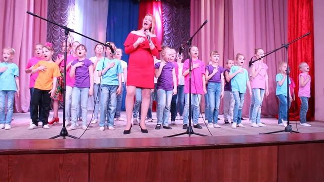 Даша Костюченко (вторая справа) поёт с хором "Нарисуй" смотреть онлайн