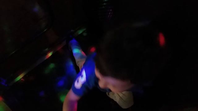 СУПЕР дискотека в телефонной будке !!! *** SUPER disco in a phone booth !!! смотреть онлайн