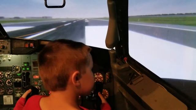 Emerson taxiing in a 737 simulator смотреть онлайн
