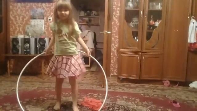 Учу крутить обруч!☺?