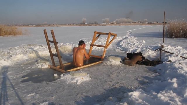 Купаюсь в проруби. 19 января Крещение Господне смотреть онлайн
