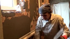 Выравнивание стен плиточным клеем.
